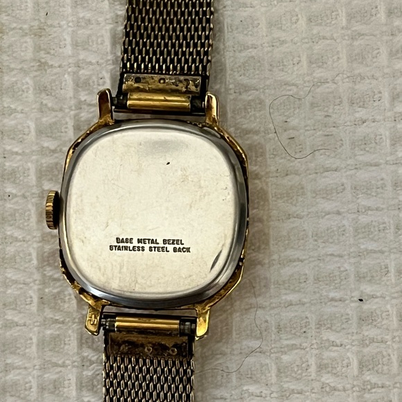 Vintage Timex Gold Watch - Picture 3 of 5